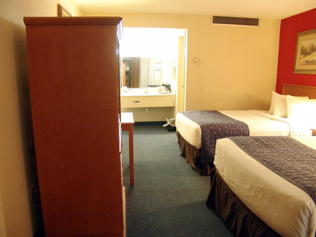 Hays Ambassador Hotel & Conference Center Habitación foto