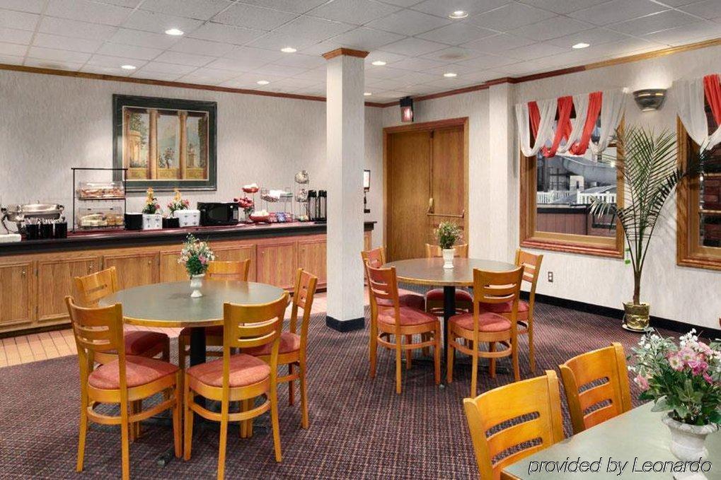 Hays Ambassador Hotel & Conference Center Restaurante foto